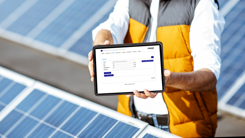CERMAT Online Demo Mann zeigt CERMAT Mitarbeiter Seite auf Tablet